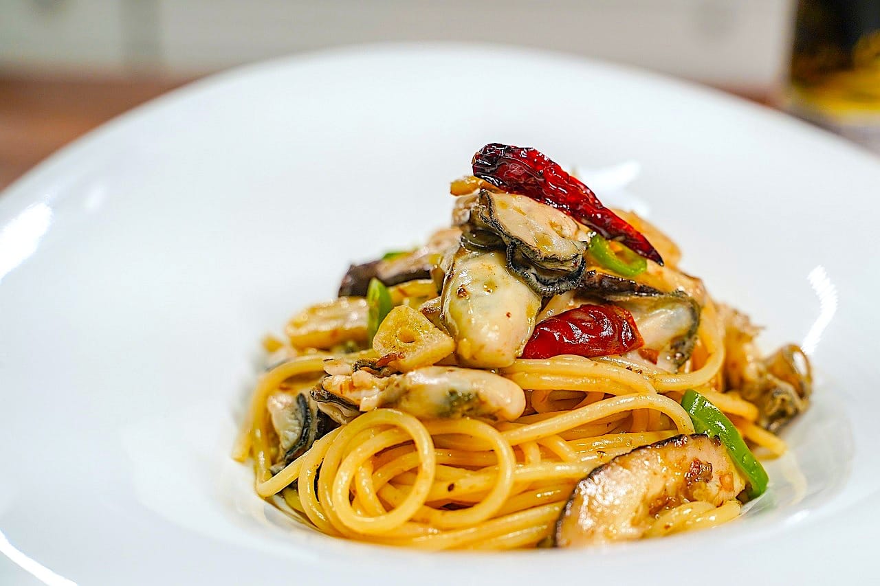 Pasta con mejillones en escabeche y atún